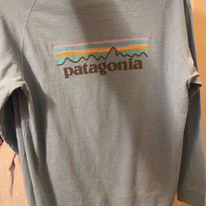 Patagonia long sleeve. Perfect for pre-teens!